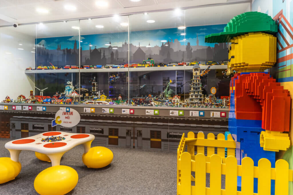 aktivita pro male děti, lego museum, velký lego panáček