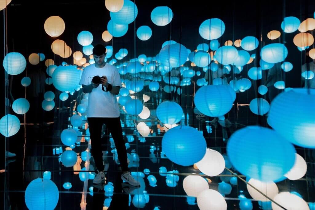 Místnost s modrými lampionky